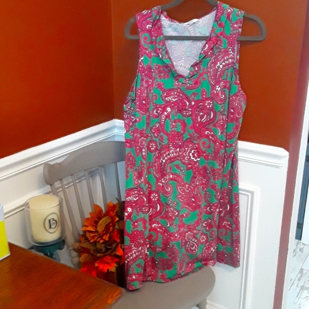 Crown & Ivy Sleeveless Short Dress. Pattern in Kelly Green, Pink, and White.